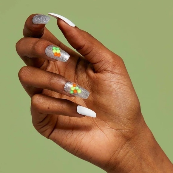 VOGUISH FANTASY GLOW EFFECT | KISS PRESS ON NAILS - Picture 3 of 3